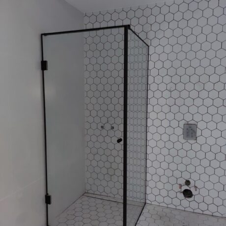 Душ кабина Alpha D по индивидуални размери на панти