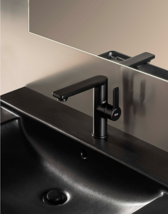 Екранна снимка 2026-08-01 091927 - Мебели за баня и душкабини Modern matte black single-handle faucet over a dark sink with a reflective back panel behind it.