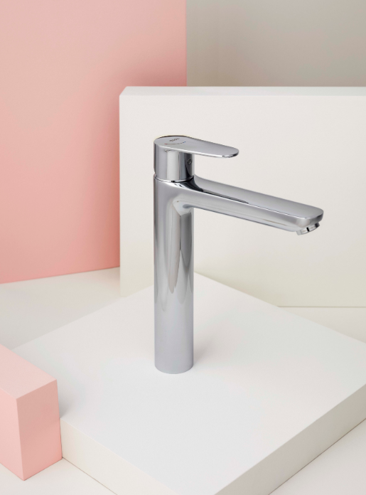 Екранна снимка 2026-08-02 083734 - Мебели за баня и душкабини Modern chrome single-handle bathroom faucet on a white pedestal display in a pastel showroom setting.